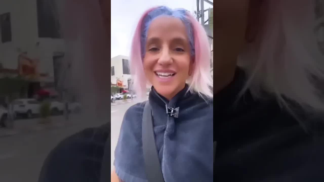 הלכתי עם שורש ברחוב בשביל הצבע הורוד