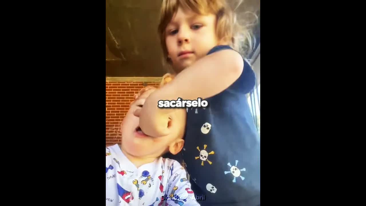 Hermano Salva Vida de Bebé Sacando Plástico