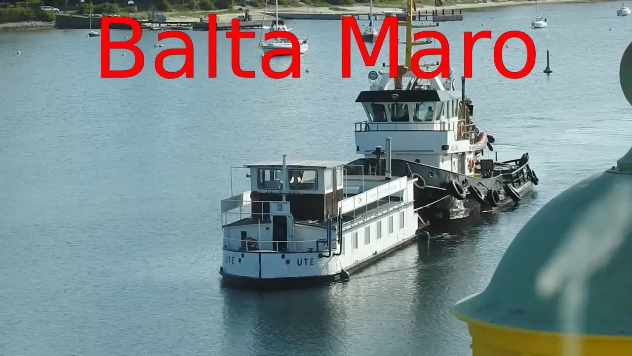 Trenŝipo alportas pontonon al haveno