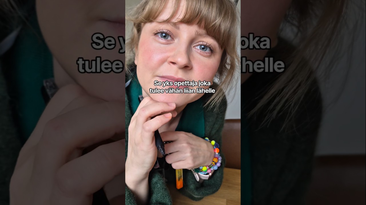 Opettaja auttaa oppilasta koneongelmissa
