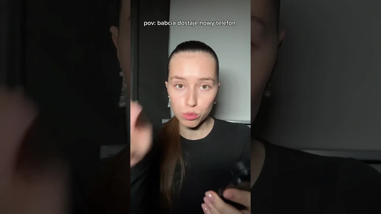 Babcia uczy się nowego telefonu