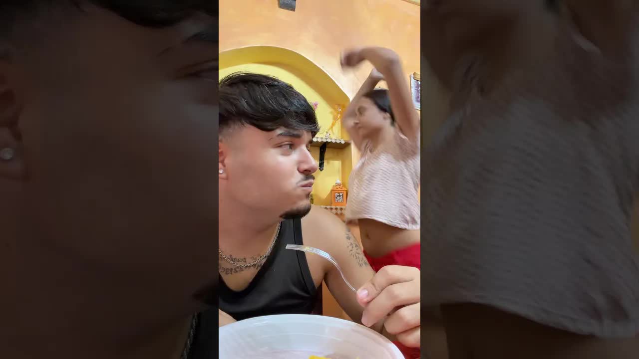 Incontro notturno con una ragazza in tutina rosa
