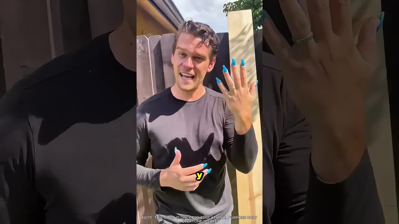 La razón inusual por la que usó uñas acrílicas