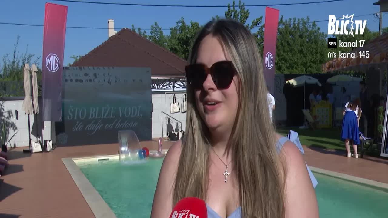 Letnji party pored bazena uz muziku i druženje