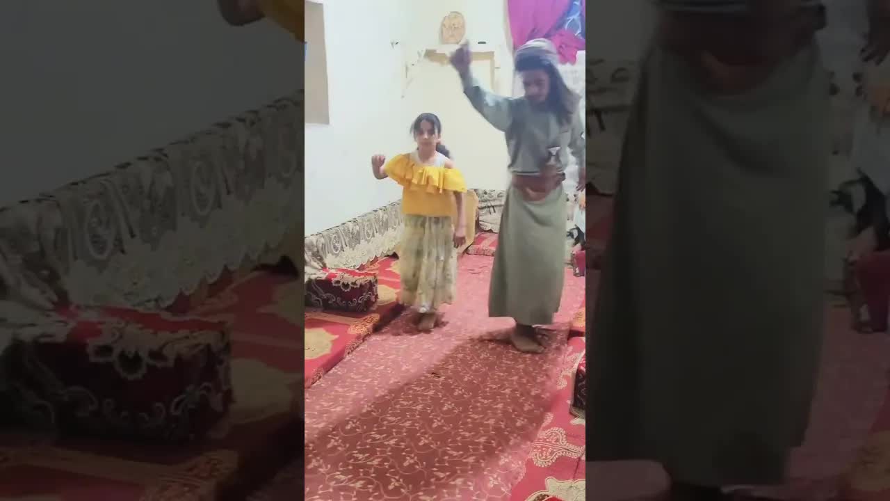 رقصة لحجية تقليدية لطفلة يمنية وأبيها