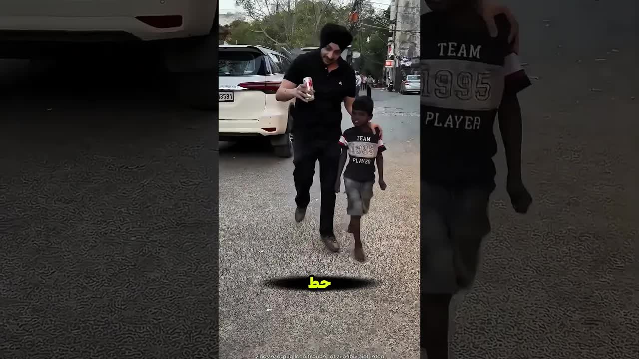 موقف إنساني: ولد يخربش على عربية وصاحبها يهديه