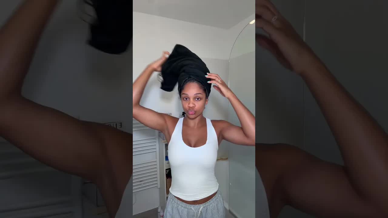 Je me coiffe enfin après une semaine de cheveux en désordre