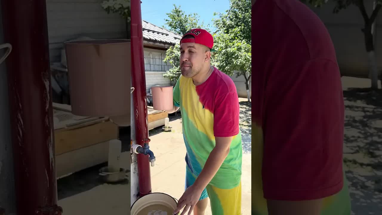Copiii se joacă cu apă vara