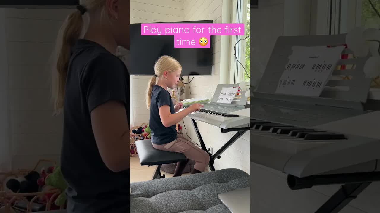 Chloe spelar piano för första gången