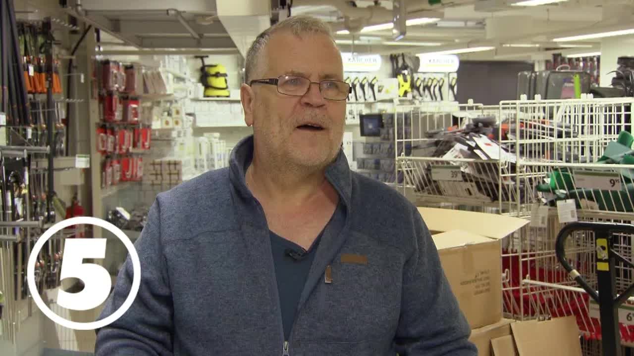 Åke och Rose-Marie shoppar trädgårdsverktyg