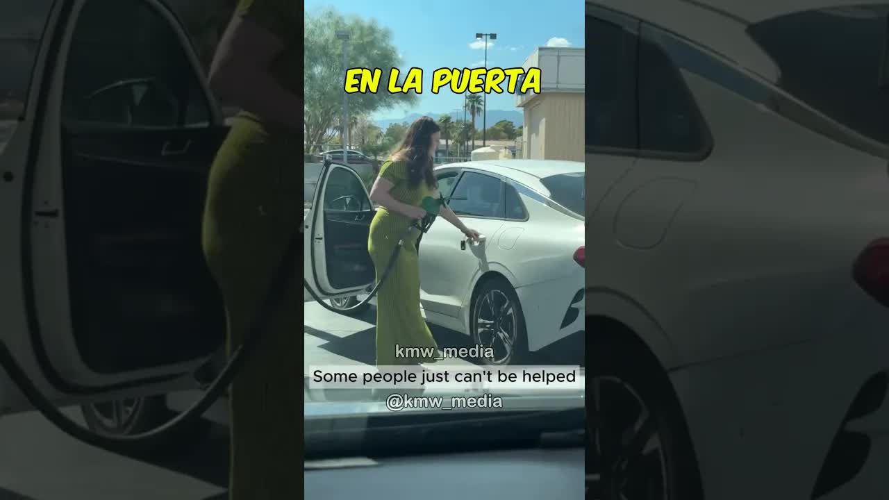 Mujer intenta cargar gasolina en lugar incorrecto