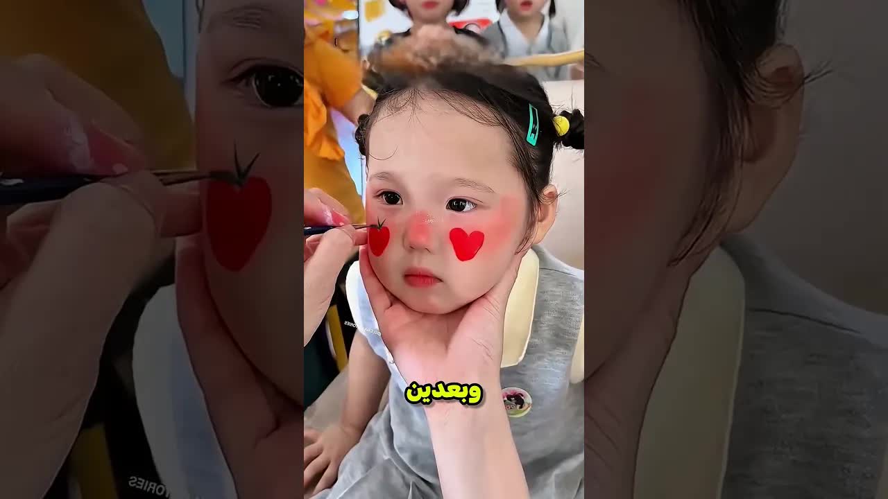 مُكَيِّبَة صَغِيرَة تَصِير فَرَاوَلَة فِي حَفْلَة المَدْرَسَة