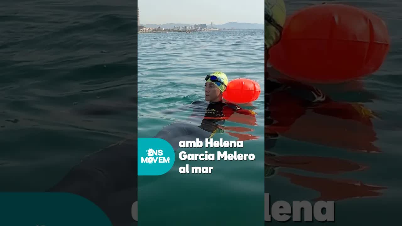 Helena Garcia Melero neda al mar amb l'Ens Movem