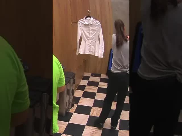 Michelle se cansa de planchar la ropa
