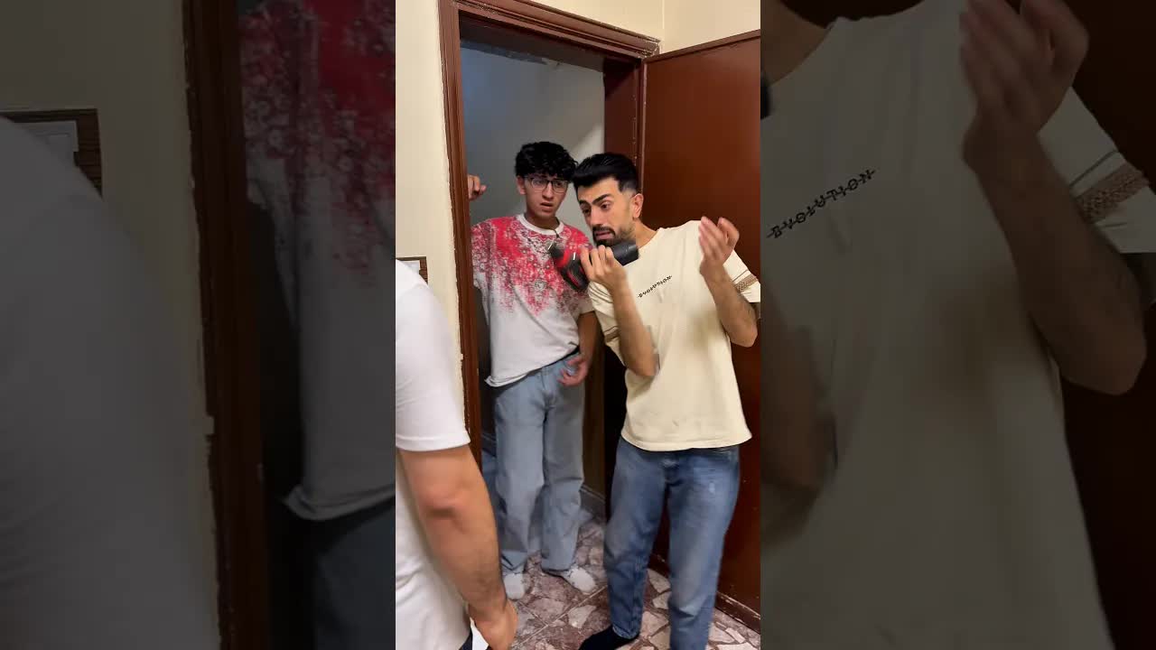 ابن يحاول فك برغي مع والده