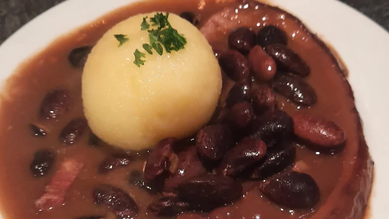 Fränkische Bohnenspezialität mit Räucherfleisch kochen