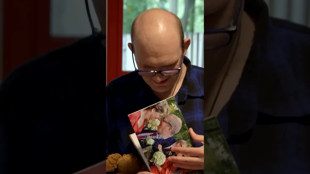 Jelle en Nicolaas kijken naar het familiealbum
