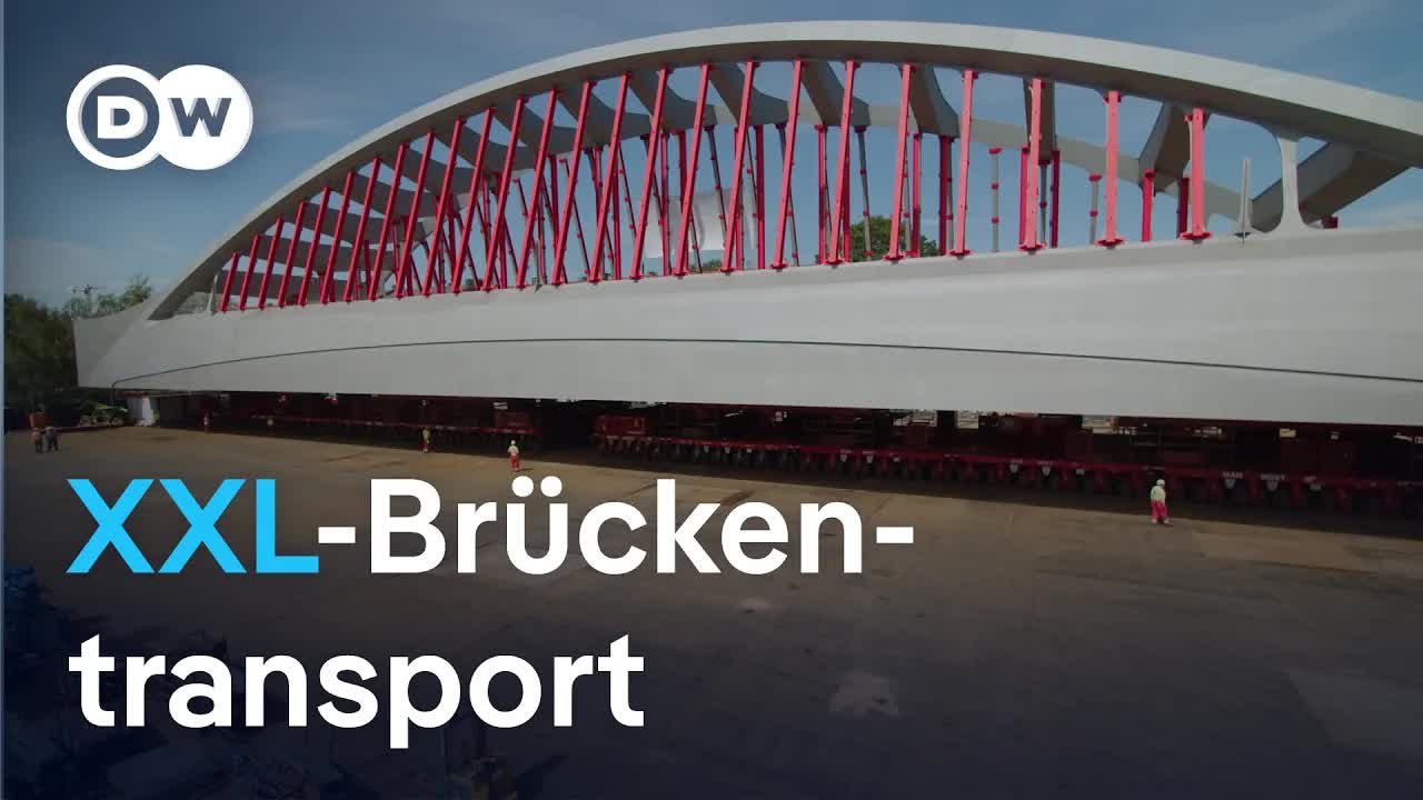 Transport einer XXL-Brücke durch Hamburgs Innenstadt