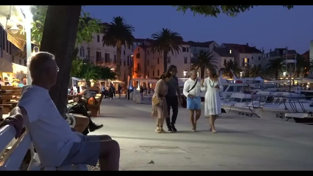 Konstruante Lernejon sur la Insulo Vis