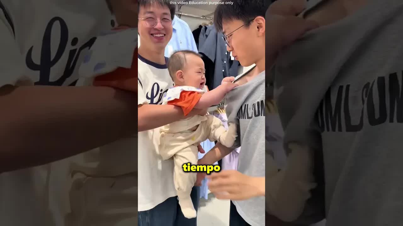 Un bebé abraza a un desconocido por su parecido