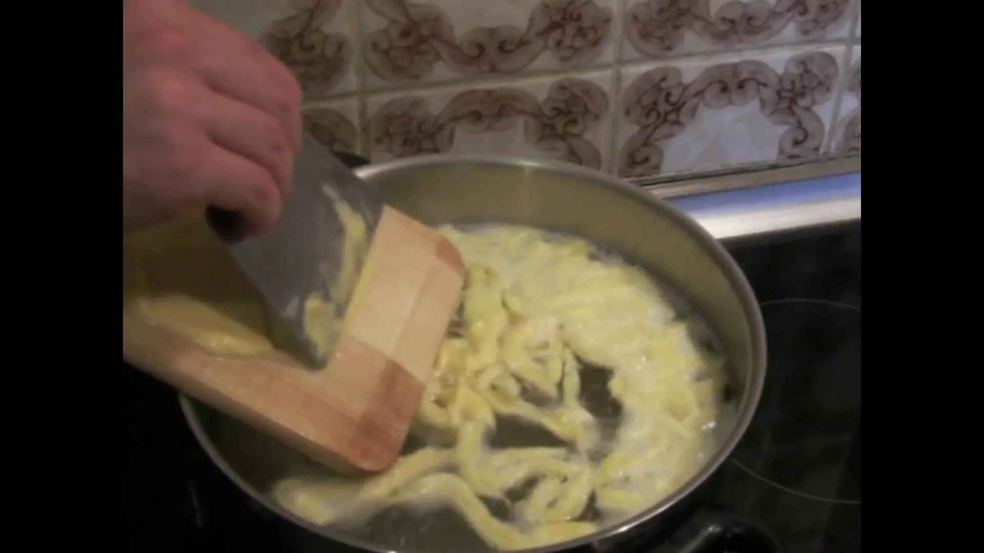 Spätzle von Hand mit Schaber und Brett machen