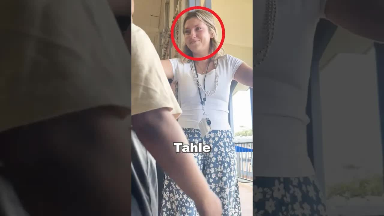 Učitelka se rozplakala při rozlučce s žáky