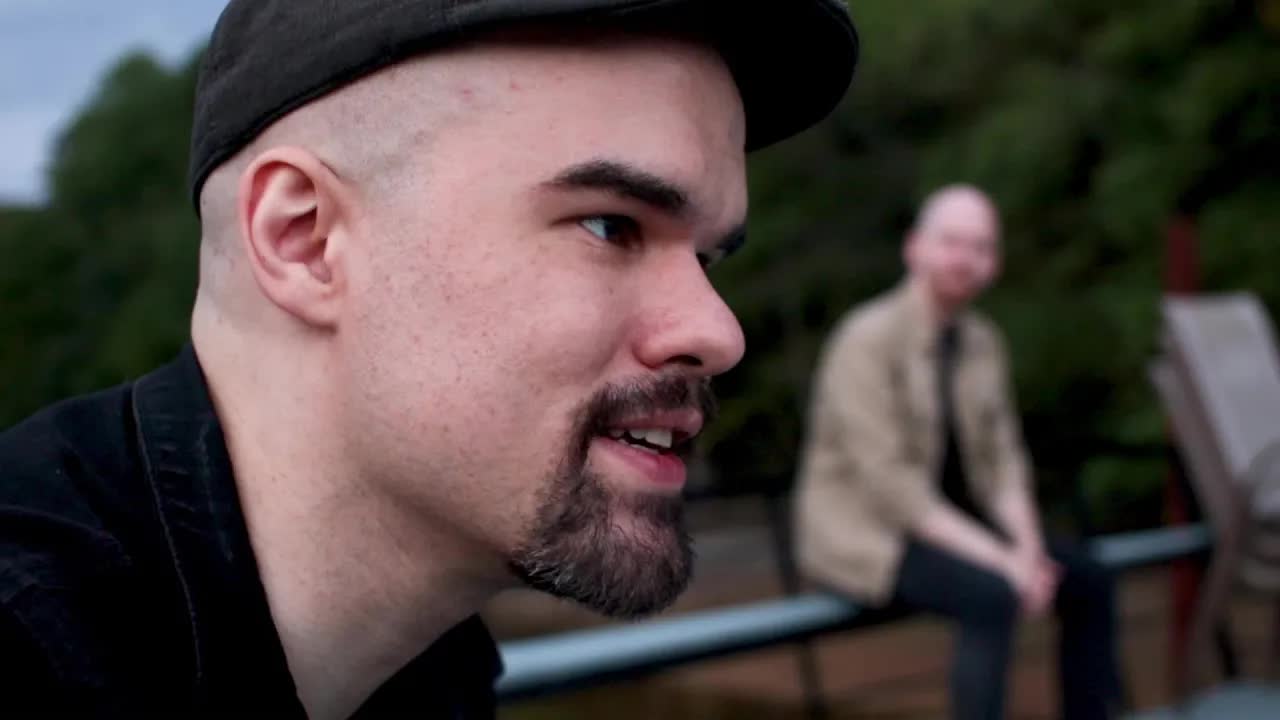 Du fratoj reunesiĝas post kvar jaroj