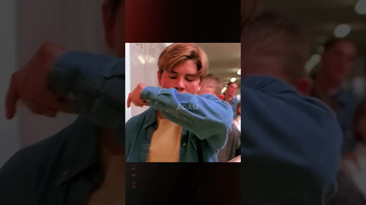 طفل يكتشف أنه حوري من البحر