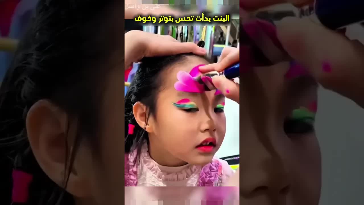 فتاة صغيرة ترسم وجهها في مهرجان صيني