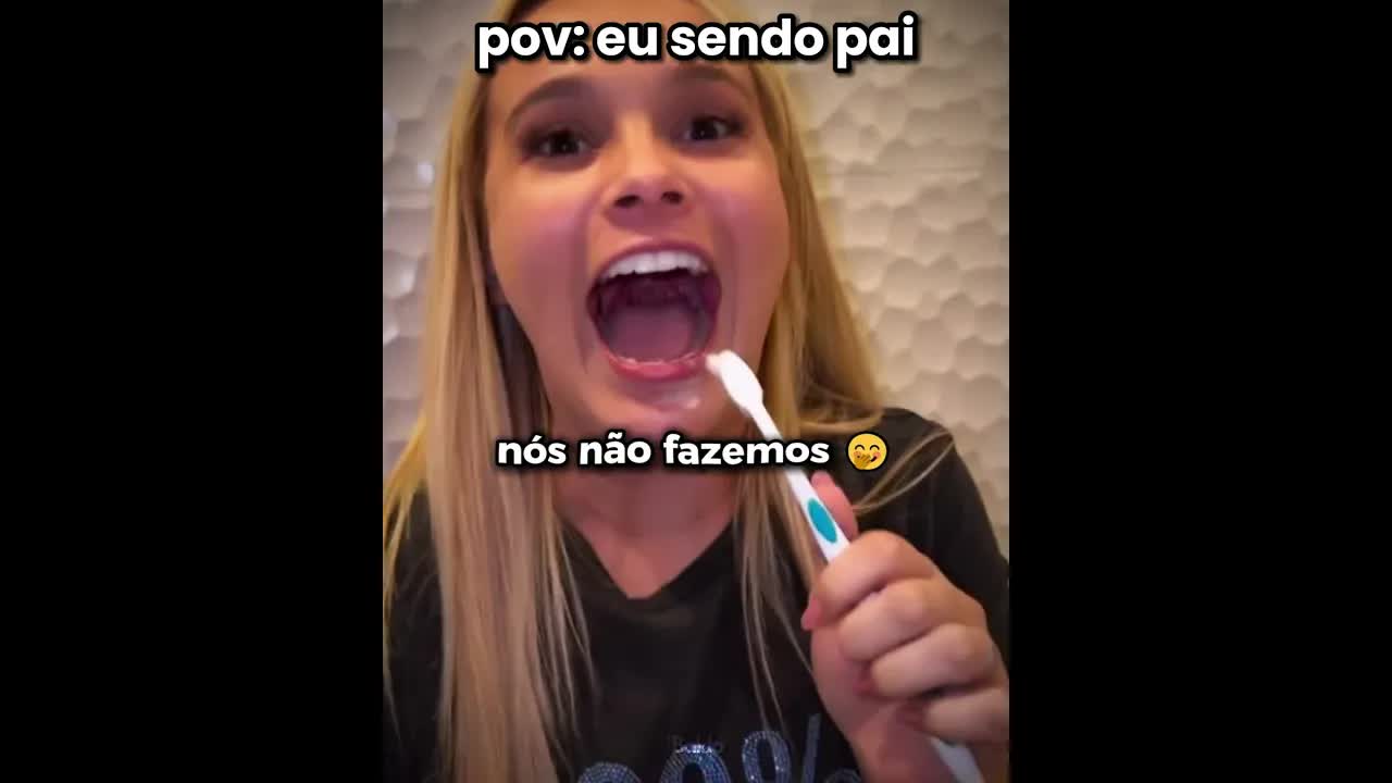 Pai e filha em momento divertido