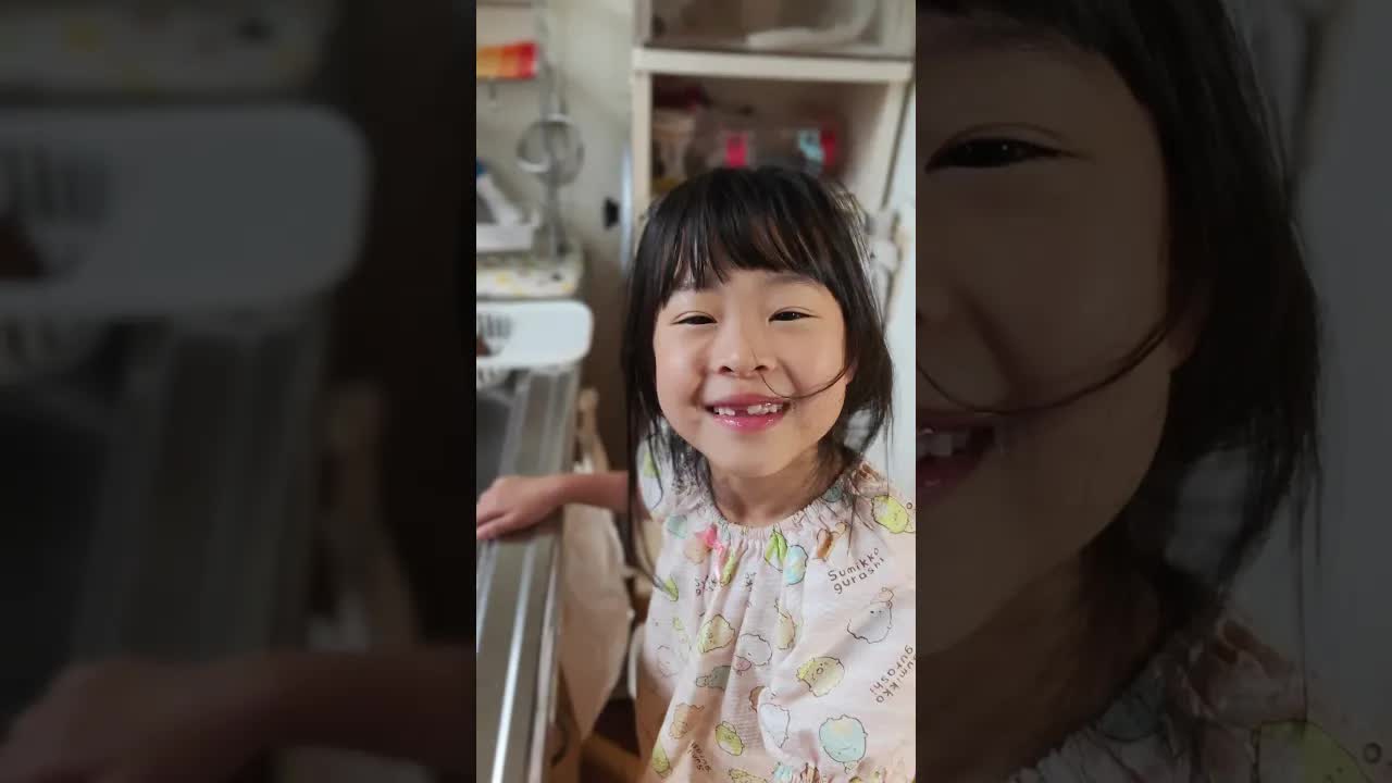 ヤモリを窓から逃がそうとする家族のほのぼの日常