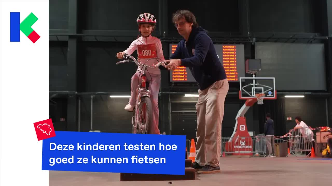 Kinderen leren fietsen in de Lotto Arena