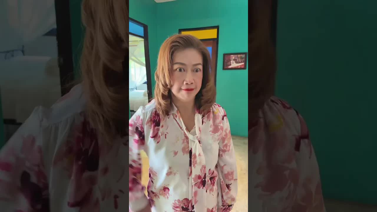 น้องสาวแกล้งพี่สาวเพื่อรับอาหารฟรี