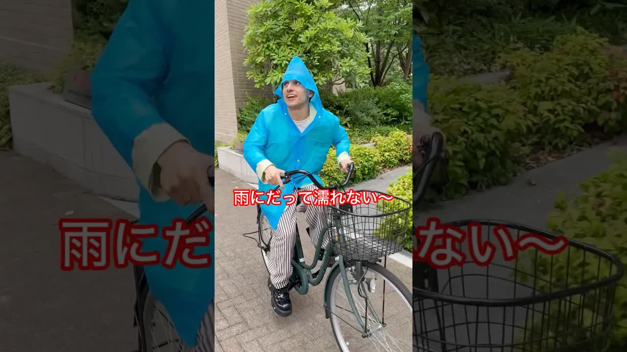雨の日に合羽で自転車を走らせる男