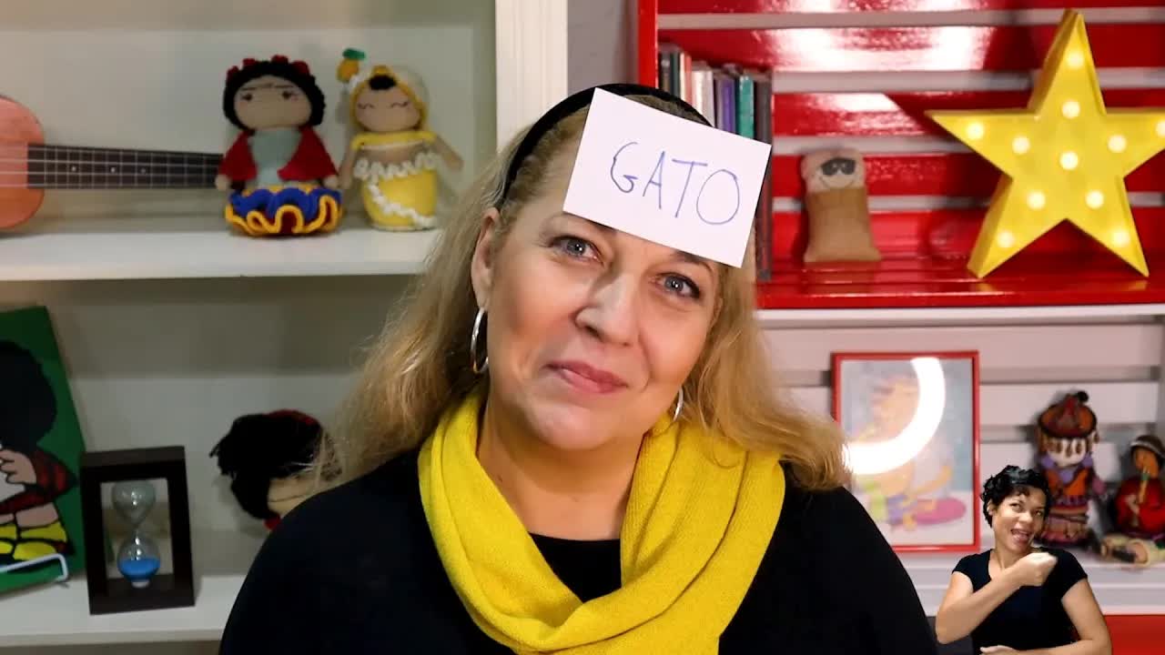 Brincando de papel na testa com Nana Toledo
