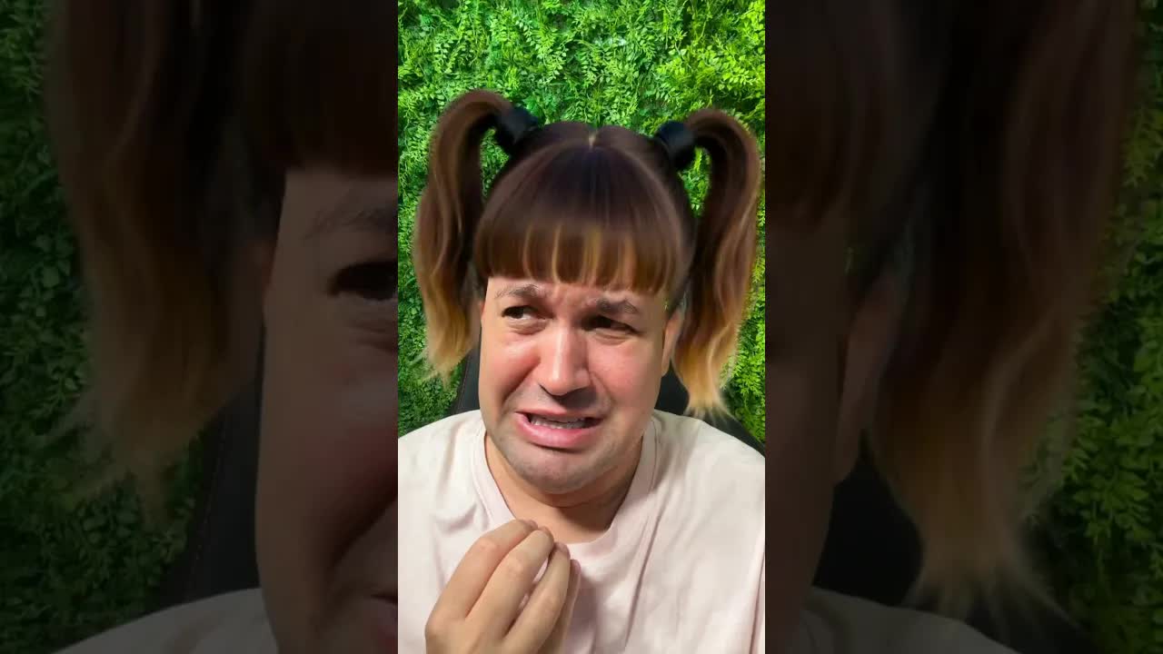 Fetița care mănâncă florile primite