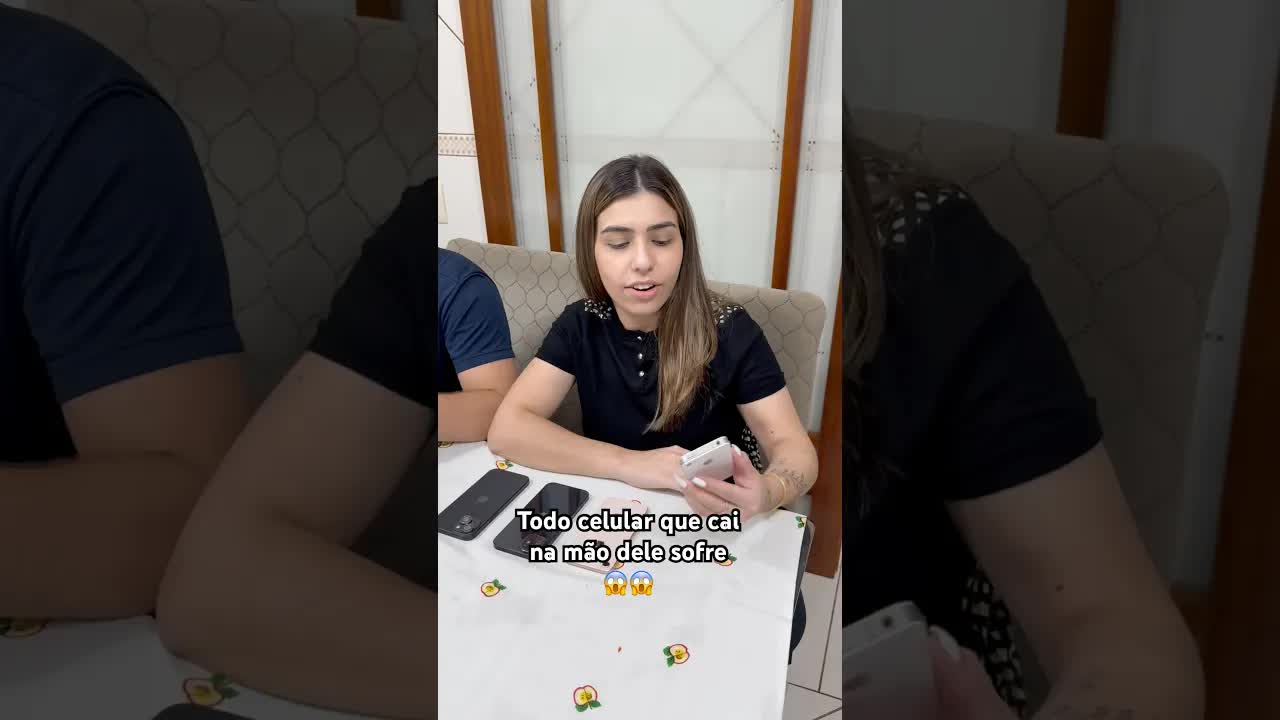 Emily mostra seus celulares velhos e novos