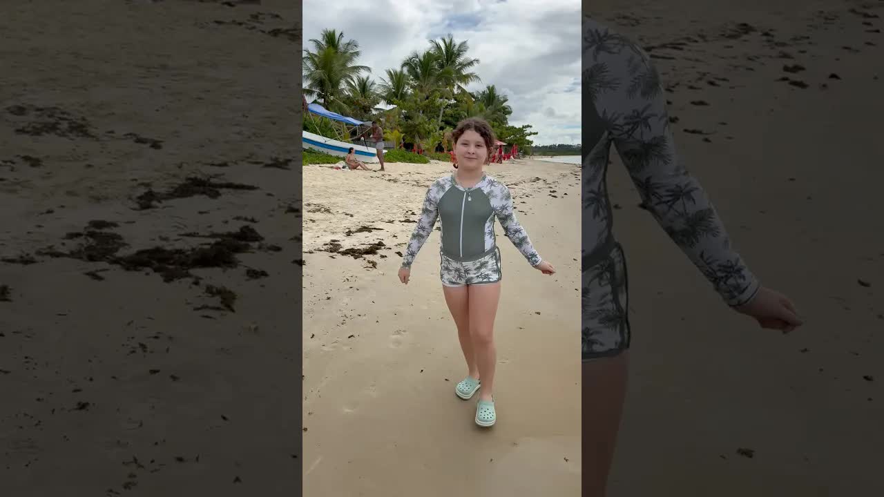 Amigas na praia com estilo rosa