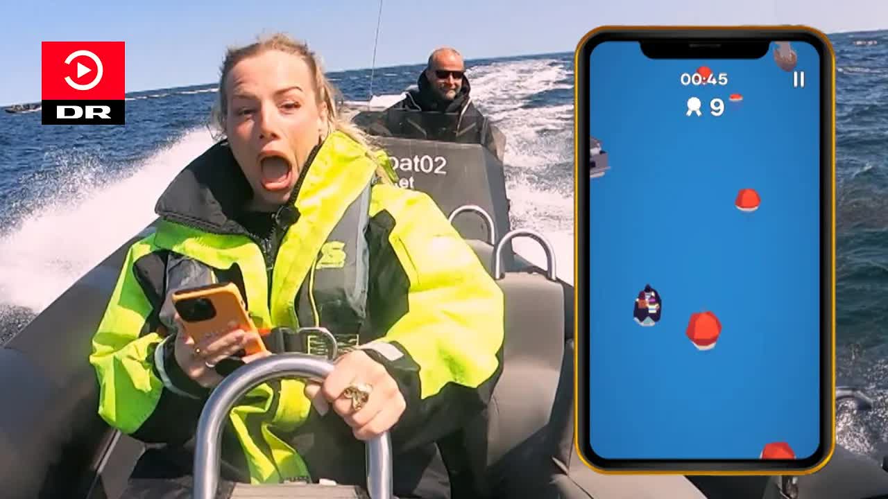 Maria spiller minispil i speedbåd