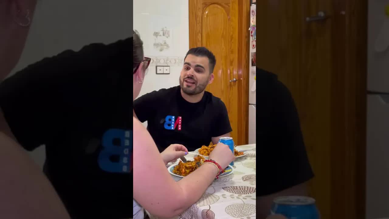 Le regala un anillo barato como broma