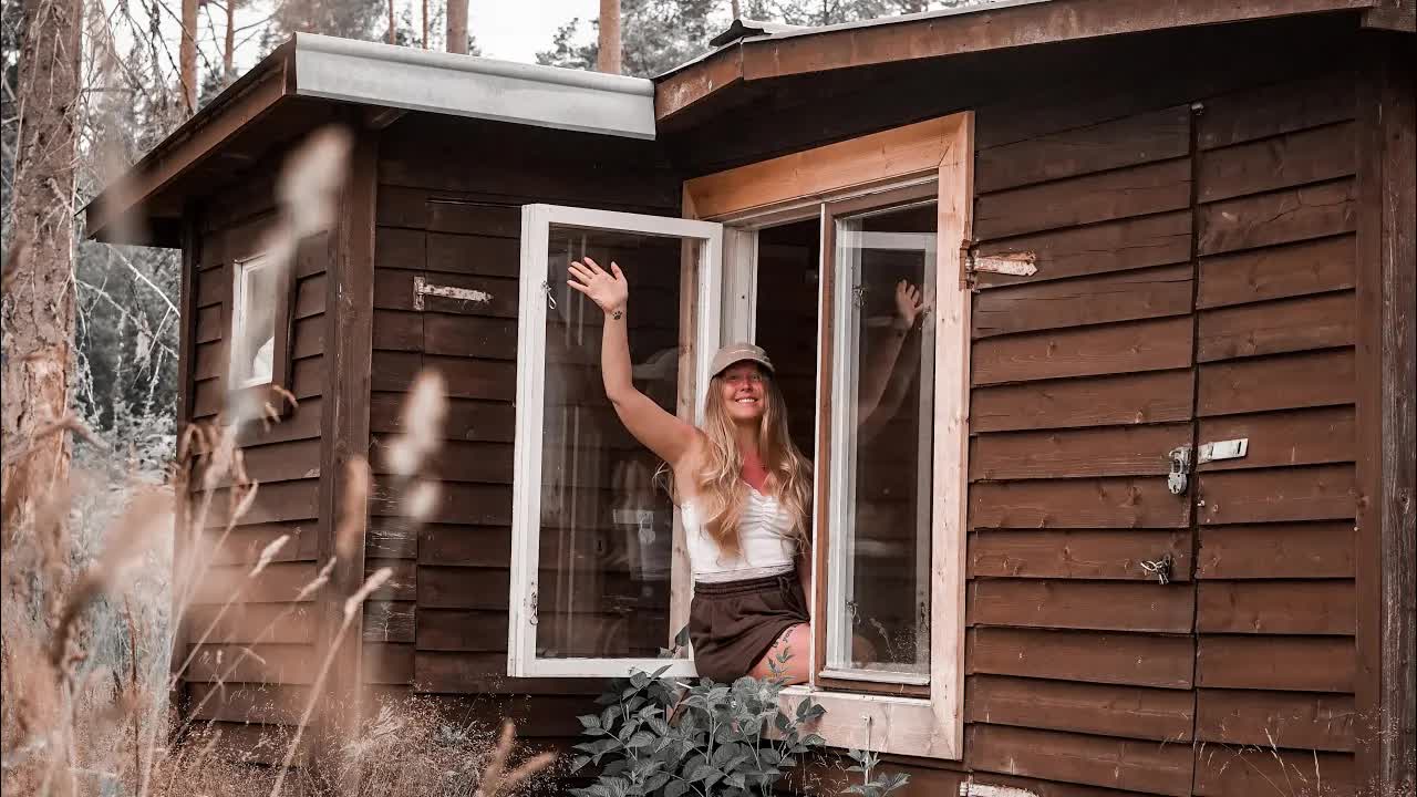 Inredning av stuga i Norrland med ny säng