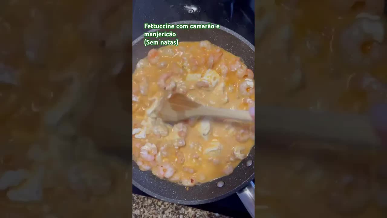 Fettuccine cremoso com camarão e tomate