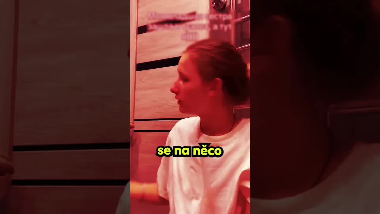 Sestra utěší plakající sestru
