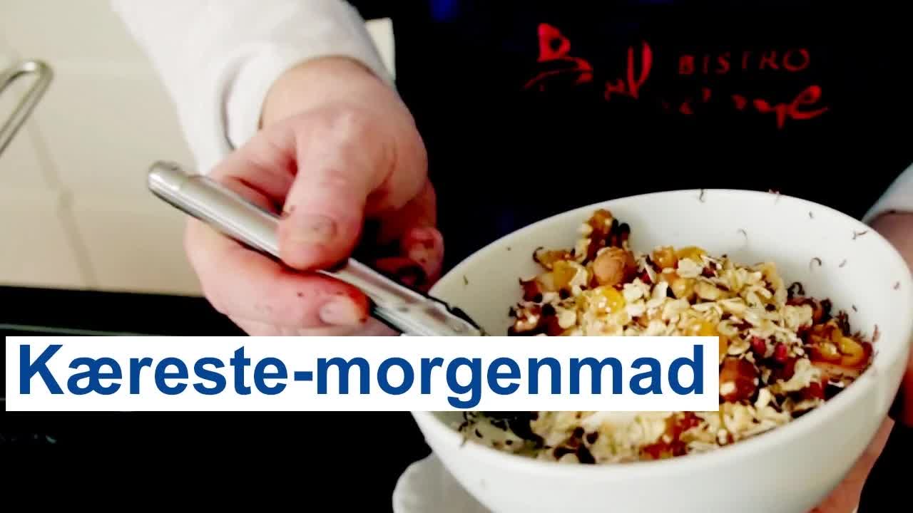 Sund lørdagsmorgenmad med hjemmelavet müsli