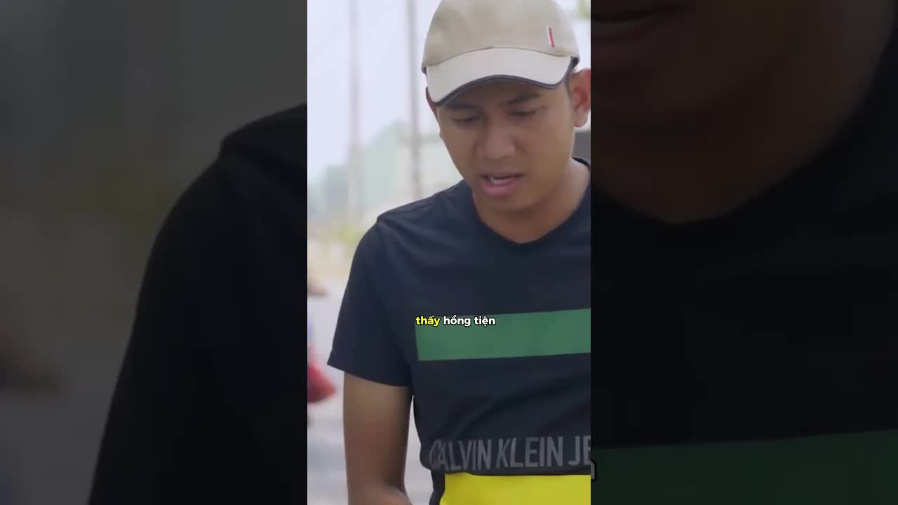 Anh trai tinh tế giúp em gái chọn đồ