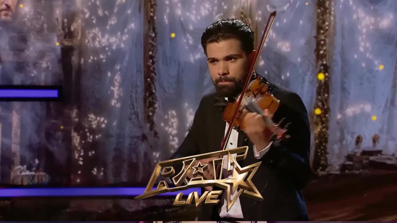 Iosif Mândru cântă la vioară fără școală