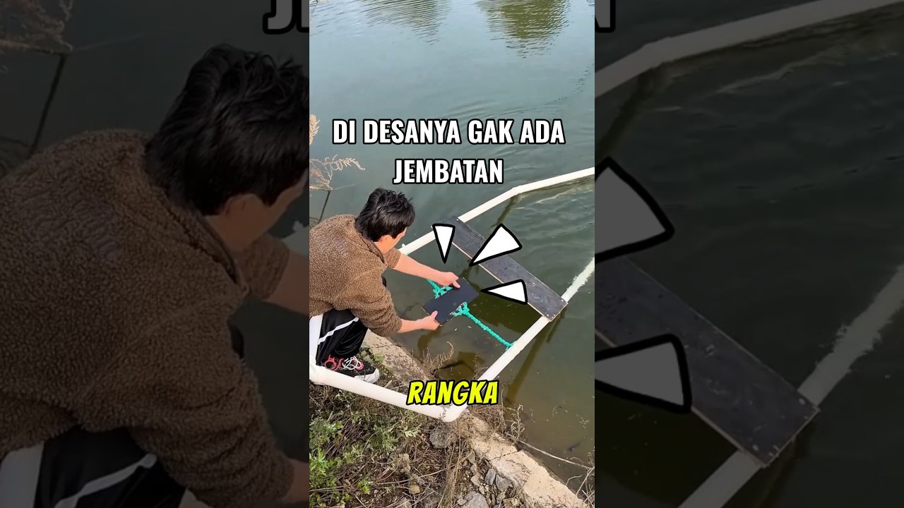Cowok Rakit Perahu Bambu untuk Menyeberang