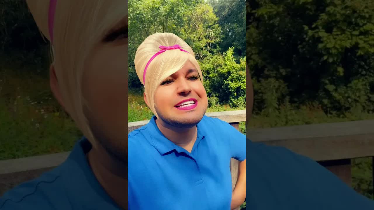Discuția unei mame cu fiul în parc