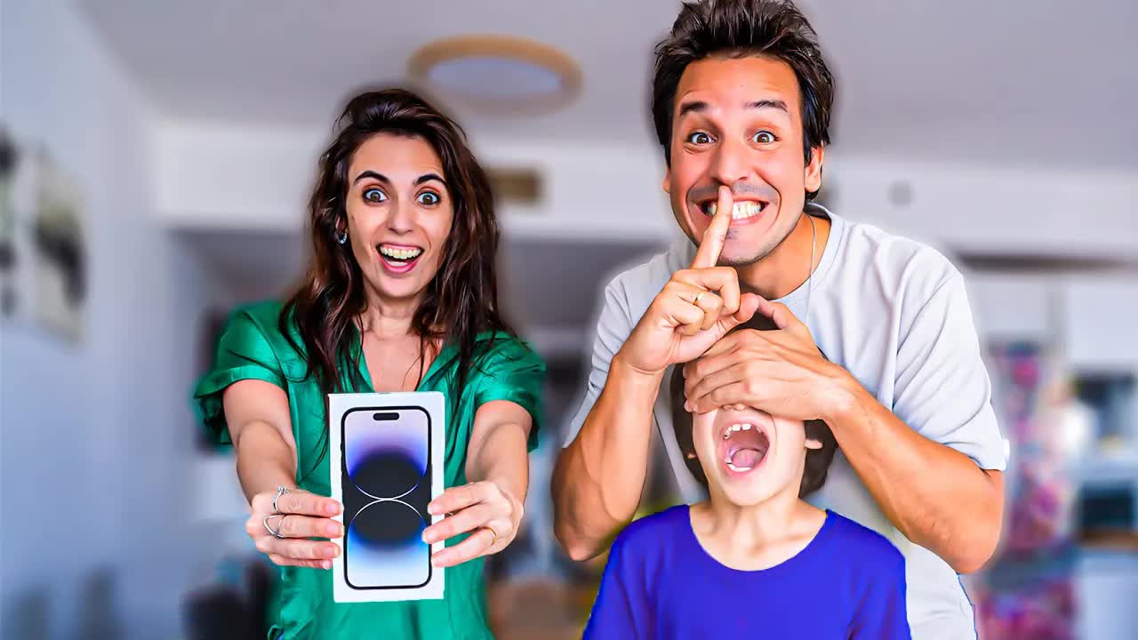 בן מקבל את הטלפון הראשון שלו והפתעה ענקית