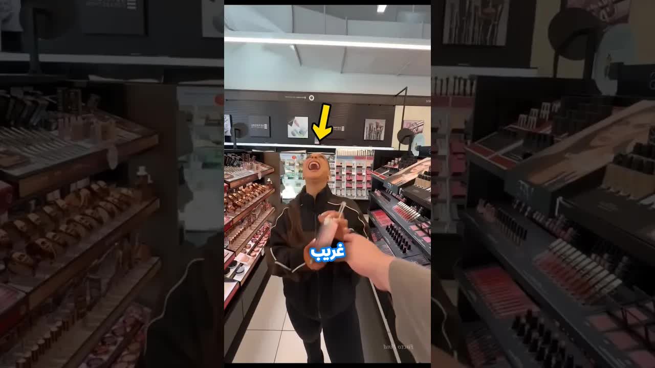 رجل يتحدى زوجته بحقيبة صغيرة